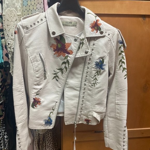 LY Varey Lin Jackets & Blazers - NEW LV Varey Lin Women's Floral Embroidered Faux Leather MOTO PU Jacket - Small